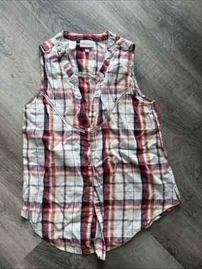 Shyanne Sleeveless Plaid Button-Up Top in Cream & Red sz m